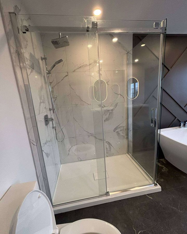 Douche vitrée en coin